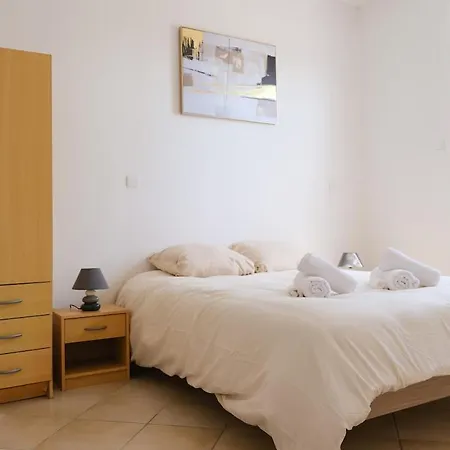 Les Geraniums Vue * סריל-סור-מר